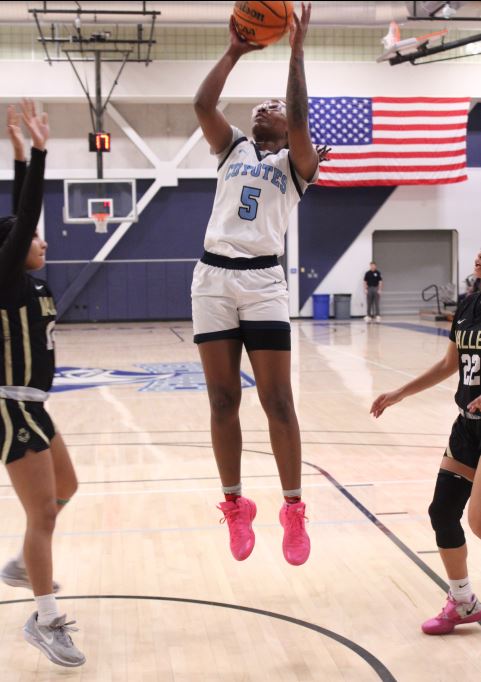 #5 Lia Sims goes to the hoop