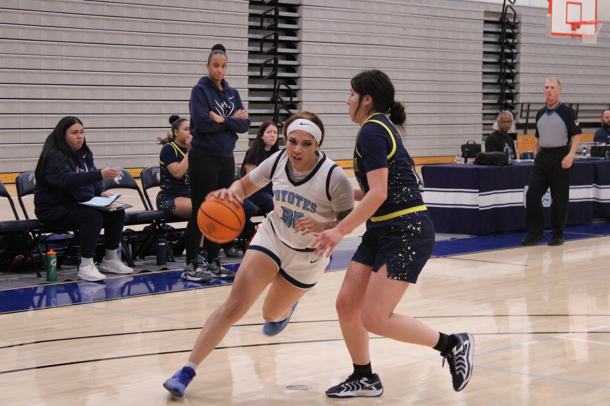 #30 Alexis Statton dribbles past the defender